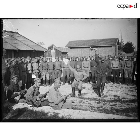 Soldats russes dansant dans le camp de Mailly-le-Camp. [légende d'origine]
