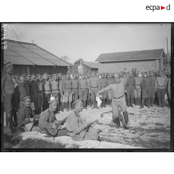 Soldats russes dansant dans le camp de Mailly-le-Camp. [légende d'origine]