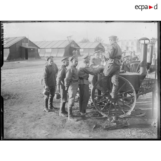 Une cuisinière russe dans le camp de Mailly-le-Camp. [légende d'origine]
