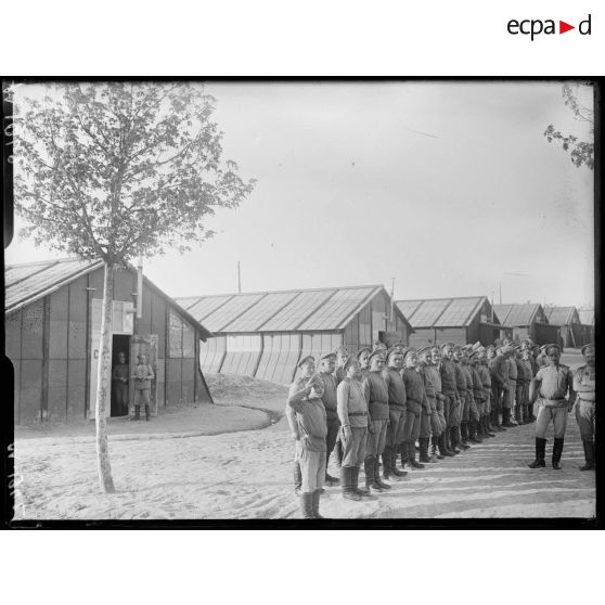 Rassemblements et pières de soldats russes dans le camp de Mailly. [légende d'origine]