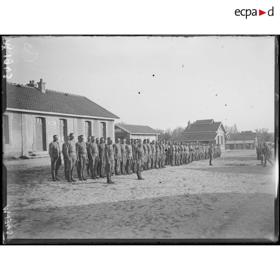 Rassemblements et pières de soldats russes dans le camp de Mailly. [légende d'origine]