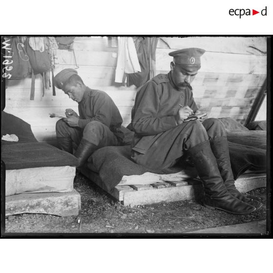 Des soldats russes stationnés à Mailly-le-Camp écrivent des lettres à leur famille. [légende d'origine]
