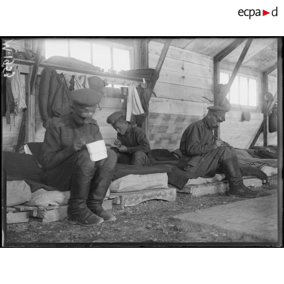 Des soldats russes stationnés à Mailly-le-Camp écrivent des lettres à leur famille. [légende d'origine]