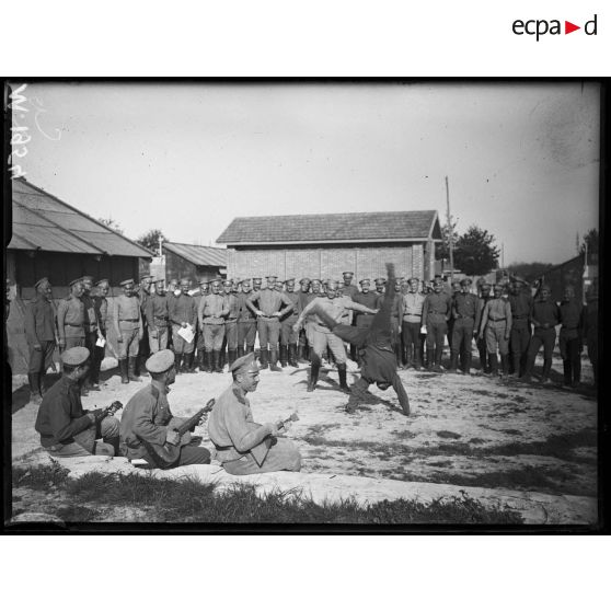 Soldats russes dansant dans le camp de Mailly-le-Camp. [légende d'origine]