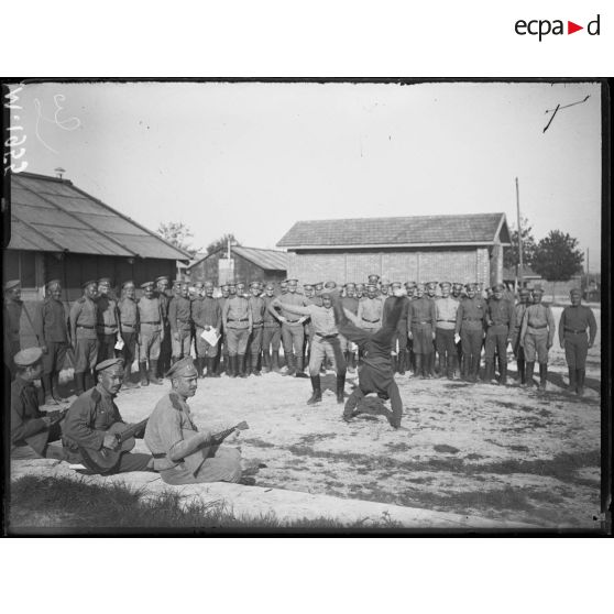 Soldats russes dansant dans le camp de Mailly-le-Camp. [légende d'origine]