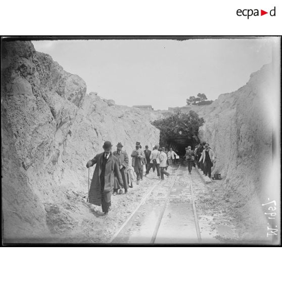 L'inauguration du canal de Marseille au Rhône présidée par Marcel Sambat, ministre des travaux publics, Monsieur Claveille directeur au ministère des munitions et Monsieur Thierry sous-secrétaire de l'intendance. [légende d'origine]