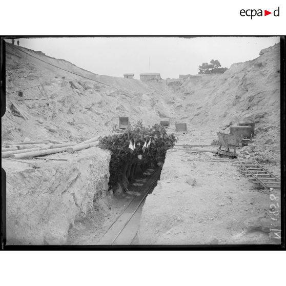 L'inauguration du canal de Marseille au Rhône. [légende d'origine]