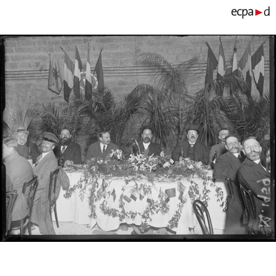 L'inauguration du canal de Marseille au Rhône présidée par Marcel Sambat, ministre des travaux publics, Monsieur Claveille directeur au ministère des munitions et Monsieur Thierry sous-secrétaire de l'intendance. [légende d'origine]