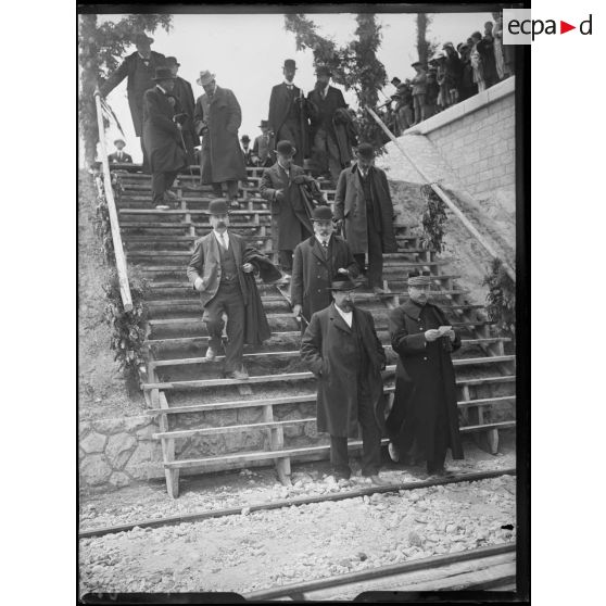 L'inauguration du canal de Marseille au Rhône présidée par Marcel Sambat, ministre des travaux publics, Monsieur Claveille directeur au ministère des munitions et Monsieur Thierry sous-secrétaire de l'intendance. [légende d'origine]