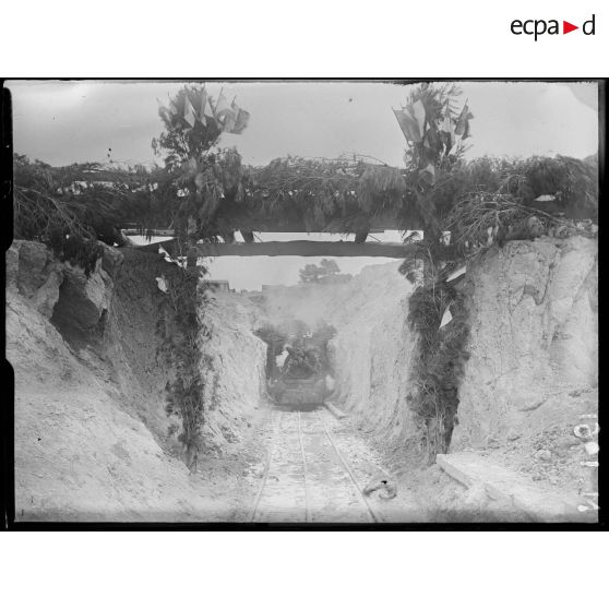 Le train aménagé pour la construction du canal de Marseille au Rhône emprunte un dernière fois le trajet lors de l'inauguration du canal par le ministre des travaux publics, Monsieur Marcel Sambat. [légende d'origine]