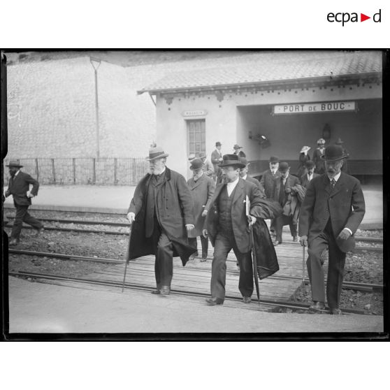 L'inauguration du canal de Marseille au Rhône présidée par Marcel Sambat, ministre des travaux publics, Monsieur Claveille directeur au ministère des munitions et Monsieur Thierry sous-secrétaire de l'intendance. [légende d'origine]