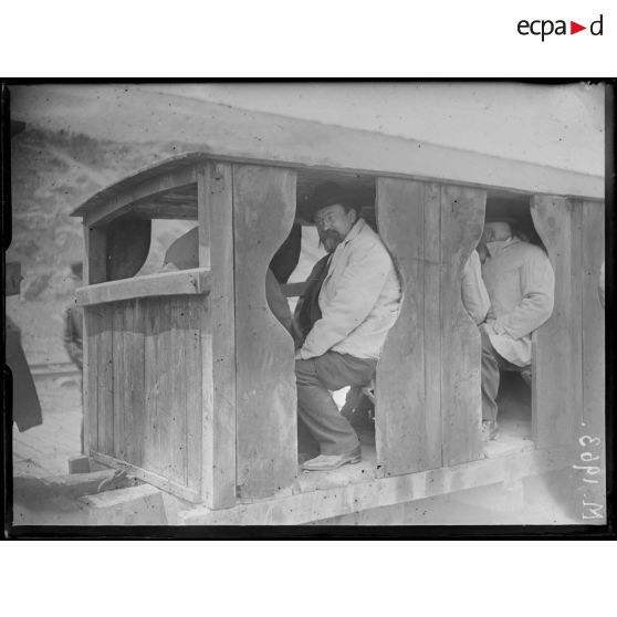 L'inauguration du canal de Marseille au Rhône. [légende d'origine]