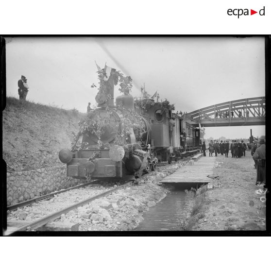 Le train aménagé pour la construction du canal de Marseille au Rhône emprunte un dernière fois le trajet lors de l'inauguration du canal par le ministre des travaux publics, Monsieur Marcel Sambat. [légende d'origine]