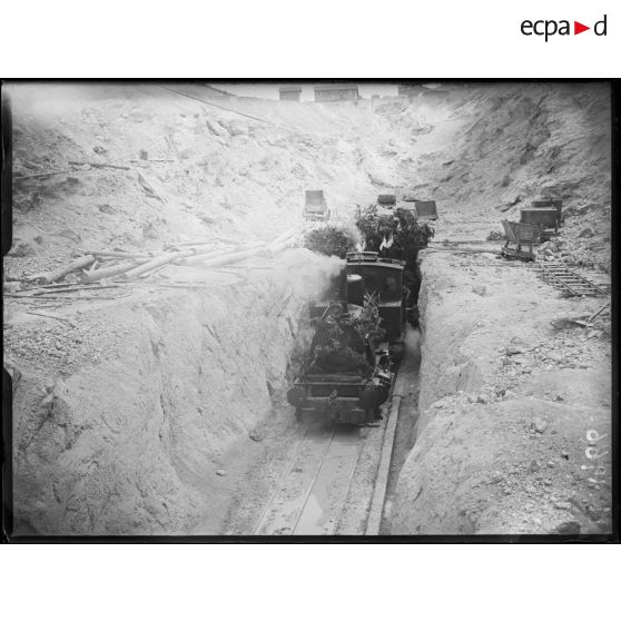 Le train aménagé pour la construction du canal de Marseille au Rhône emprunte un dernière fois le trajet lors de l'inauguration du canal par le ministre des travaux publics, Monsieur Marcel Sambat. [légende d'origine]