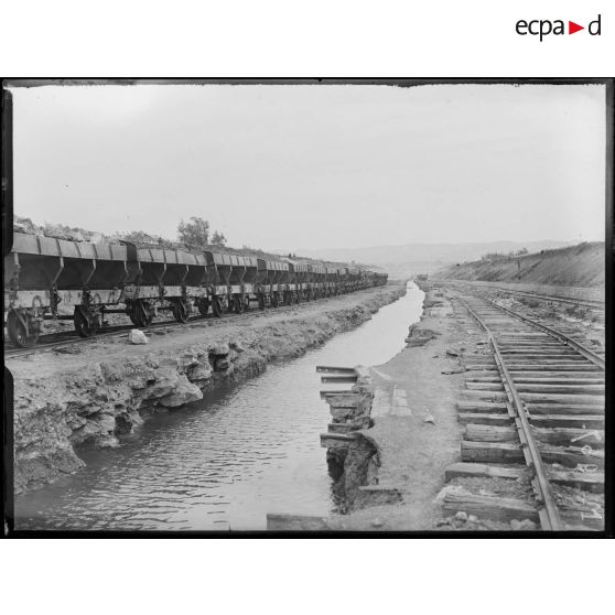 Le train aménagé pour la construction du canal de Marseille au Rhône emprunte un dernière fois le trajet lors de l'inauguration du canal par le ministre des travaux publics, Monsieur Marcel Sambat. [légende d'origine]