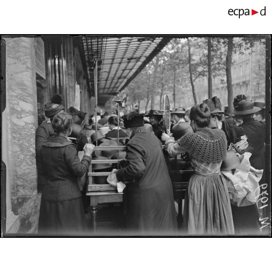 Paris, devant l'étalage des magasins du Printemps. [légende d'origine]