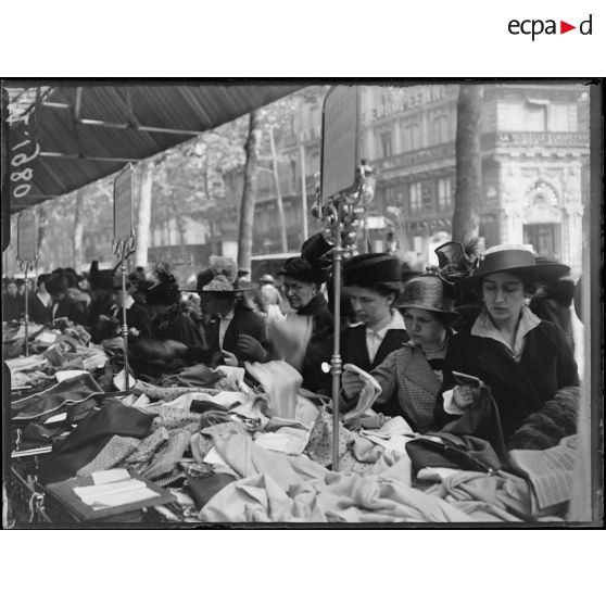 Paris, devant l'étalage des magasins du Printemps. [légende d'origine]