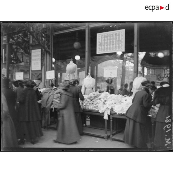Paris, devant les étalages du magasin Printemps. [légende d'origine]