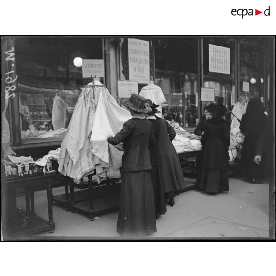 Paris, devant les étalages du magasin Printemps. [légende d'origine]