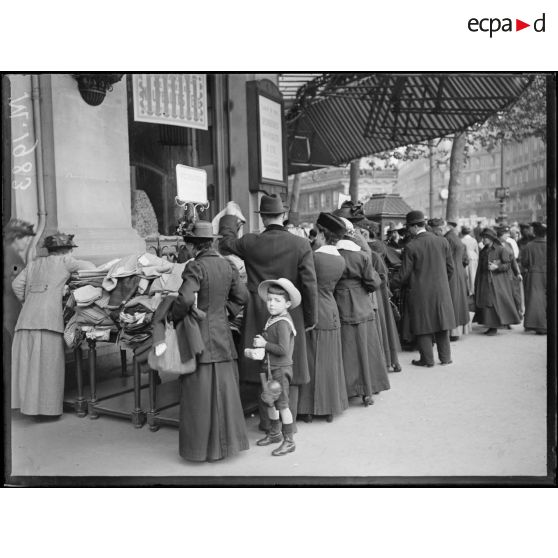 Paris, devant les étalages du magasin Printemps. [légende d'origine]