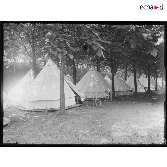L'hôpital canadien de l'hippodrome de Saint-Cloud, les tentes installées à l'emplacement du Paddock.<br> [légende d'origine]