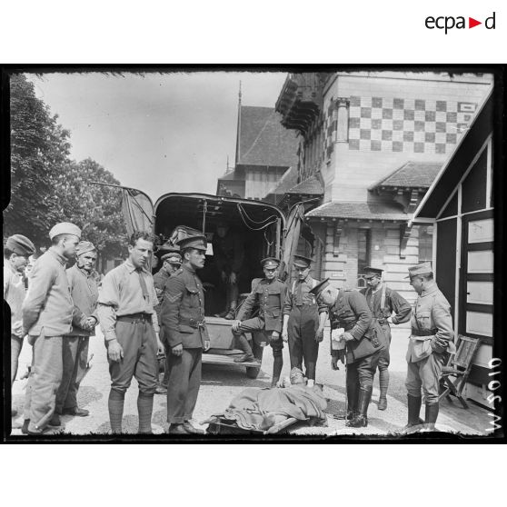 Hôpital militaire canadien, l'arrivée de blessés descendus d'une auto ambulance. [légende d'origine]