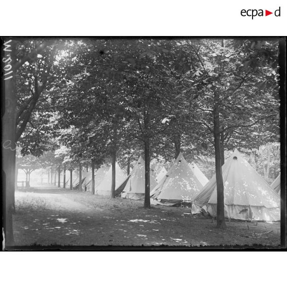 L'hôpital canadien de l'hippodrome de Saint-Cloud, les tentes installées à l'emplacement du Paddock.<br> [légende d'origine]
