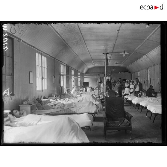 Hôpital militaire canadien de Saint-Cloud, l'intérieur d'un baraquement situé à l'entrée du pesage. [légende d'origine]