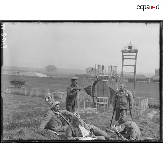 Hôpital militaire canadien à Saint-Cloud, des blessés se reposent sur la pelouse située devant le pavillon d'arrivée. [légende d'origine]