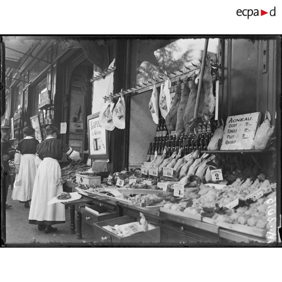 Les étalages de magasins de fruits et légumes, rue des Batignolles à Paris. [légende d'origine]