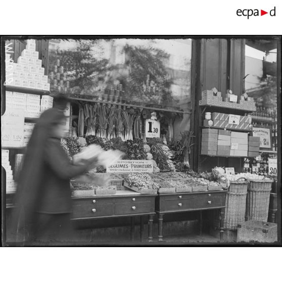 Les étalages de magasins de fruits et légumes, rue des Batignolles à Paris. [légende d'origine]
