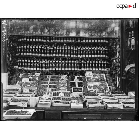 Les étalages de magasins de fruits et légumes, rue des Batignolles à Paris. [légende d'origine]