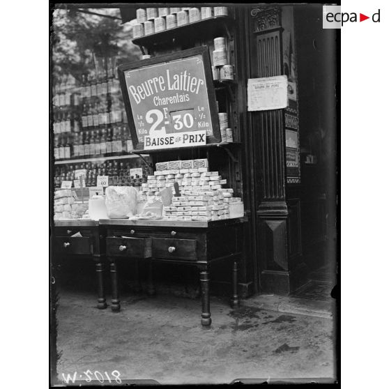 Les étalages de magasins de fruits et légumes, rue des Batignolles à Paris. [légende d'origine]