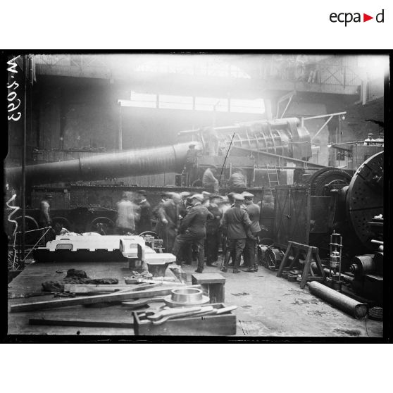 Saint-Chamond, visite de l'usine de guerre par les membres de la mission russe. [légende d'origine]