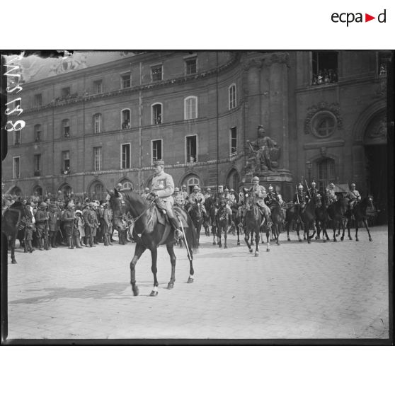 Le cortège officiel suivant le cortège funéraire lors des obsèques du général Galiéni aux Invalides. [légende d'origine]