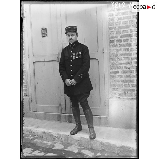 Le portrait de l'aviateur Gilbert, récemment évadé de Suisse. [légende d'origine]