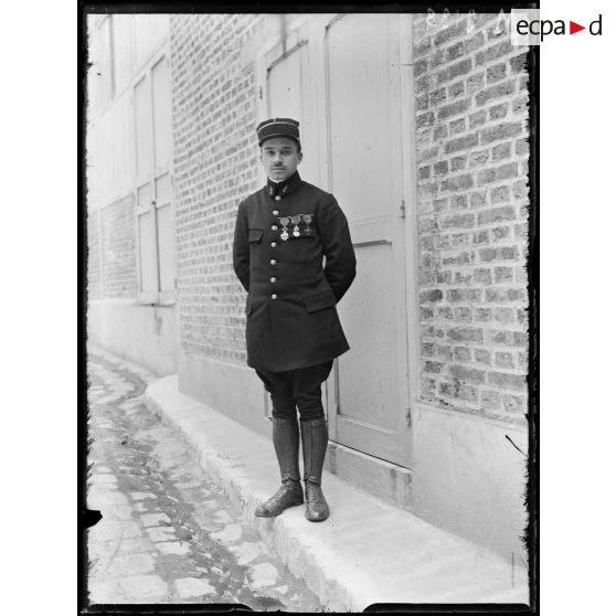 Le portrait de l'aviateur Gilbert, récemment évadé de Suisse. [légende d'origine]