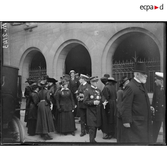 Paris, église anglaise de la rue Auguste Vacquerie, cérémonie en souvenir de Lord Kitchener. La sortie après la cérémonie. [légende d'origine]