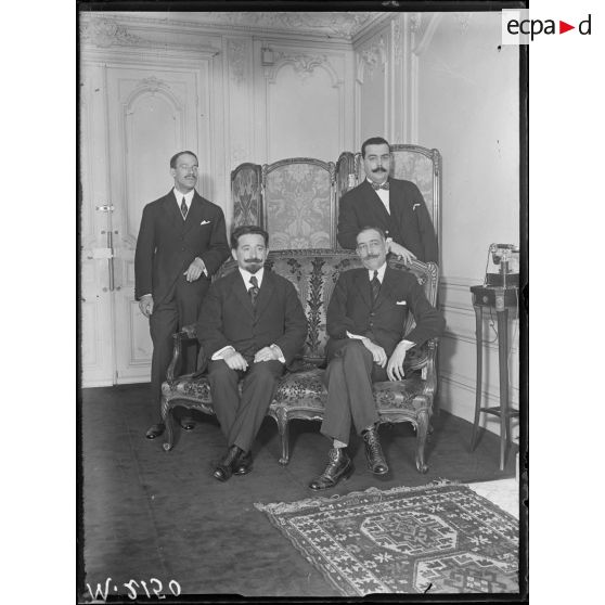 Les délégués portugais de la conférence économique des Alliés à Paris, Monsieur Alfonso Costa (à droite) ministre des finances et Monsieur Loarès (à gauche) ministre des Affaires Etrangères. [légende d'origine]