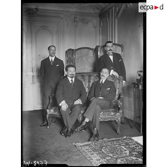 Les délégués portugais de la conférence économique des Alliés à Paris, Monsieur Alfonso Costa (à droite) ministre des finances et Monsieur Loarès (à gauche) ministre des Affaires Etrangères. [légende d'origine]