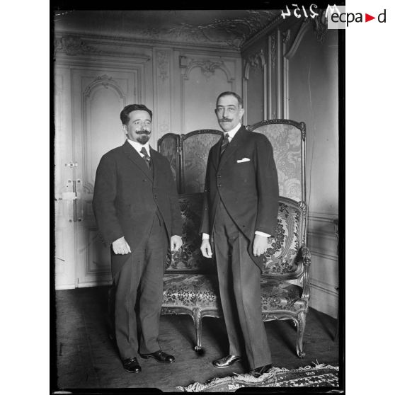 Les délégués portugais de la conférence économique des Alliés à Paris, Monsieur Alfonso Costa (à droite) ministre des finances et Monsieur Loarès (à gauche) ministre des Affaires Etrangères. [légende d'origine]