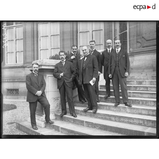 Monsieur Philippe Berthelot et ses collaborateurs au ministère des Affaires Etrangères. [légende d'origine]