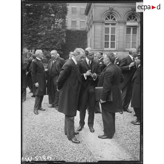 Conférence économique des Alliés au ministère des Affaires Etrangères. Messieurs Clémentel, Doumergue et un délégué anglais. [légende d'origine]