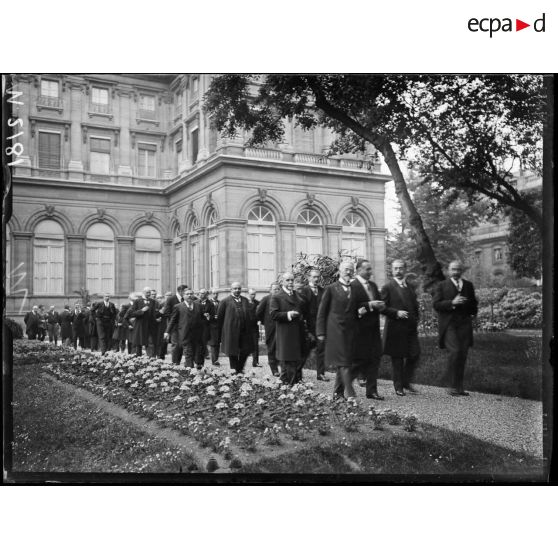 Conférence économique des Alliés au ministère des Affaires Etrangères. Les membres de la conférence dans les jardins du ministère. [légende d'origine]