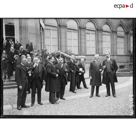 Conférence économique des Alliés au ministère des Affaires Etrangères. Les membres des délégations sur le perron du ministère. [légende d'origine]