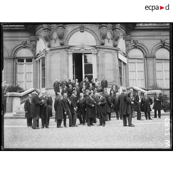 Conférence économique des Alliés au ministère des Affaires Etrangères. Les membres des délégations sur le perron du ministère. [légende d'origine]