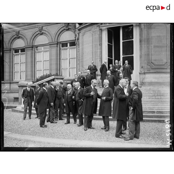 Conférence économique des Alliés au ministère des Affaires Etrangères. Les membres des délégations sur le perron du ministère. [légende d'origine]