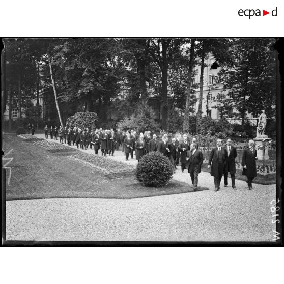 Conférence économique des Alliés au ministère des Affaires Etrangères. Les membres de la conférence dans les jardins du ministère. [légende d'origine]