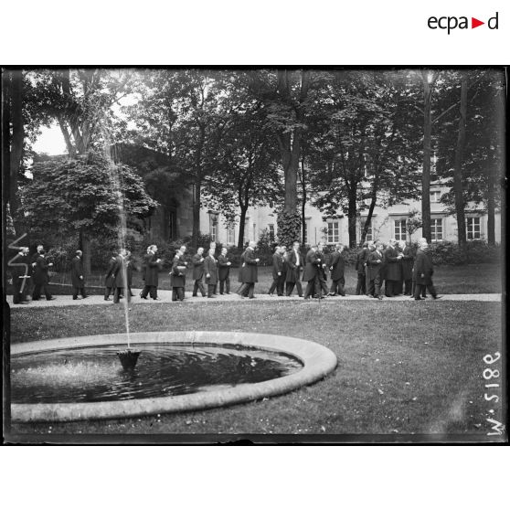 Conférence économique des Alliés. Dans le jardin du Ministère des Affaires étrangères. Les membres de la conférence. [légende d'origine]