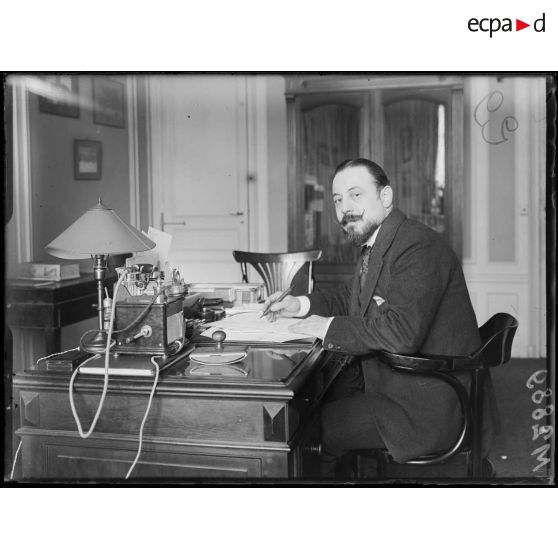 Monsieur Dibly, directeur de la maison de la Presse. [légende d'origine]